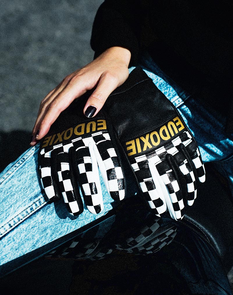 eudoxie-gant-gold-noir-damier-moto-femme-dragonne-niveau-1-rose-ce-homologue-motarde.jpg