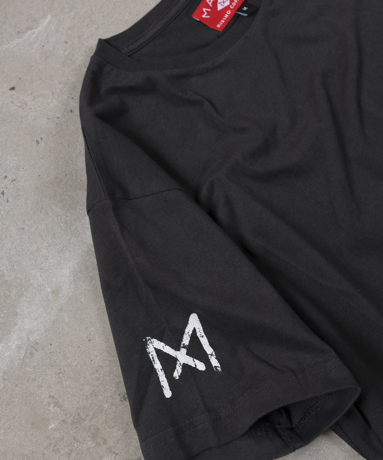 buy_men-darkgrey-tshirt-maria-madtiger-online-2_1296x.png