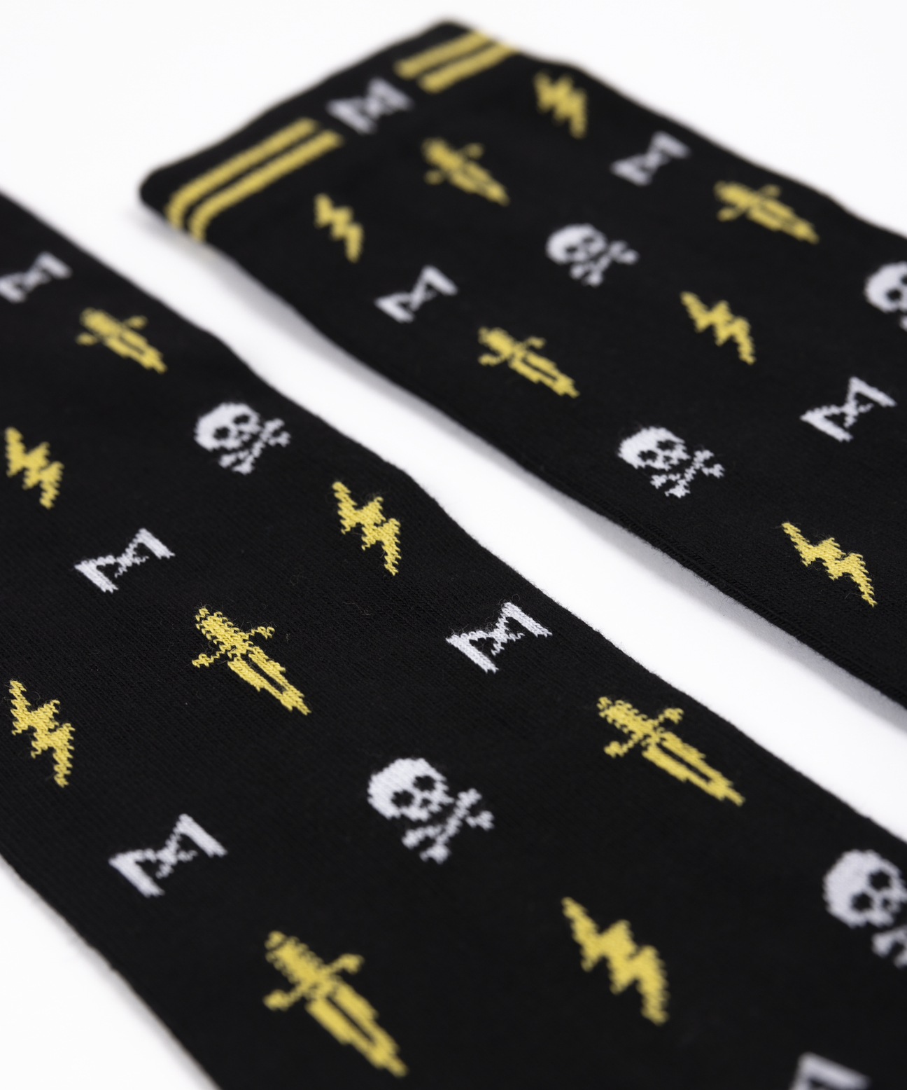 mens-skull_dagger-black-socks-2.png