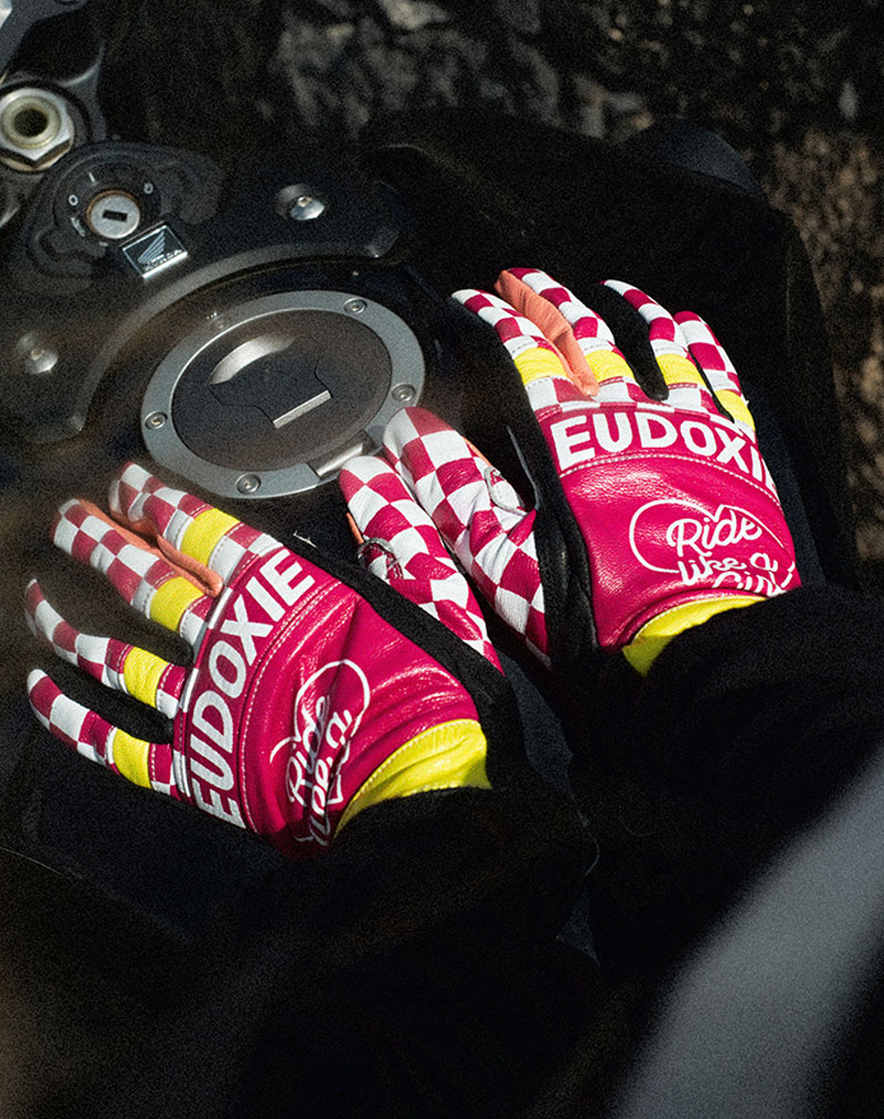 eudoxie-gant-pop-moto-femme-rose-motarde.jpg